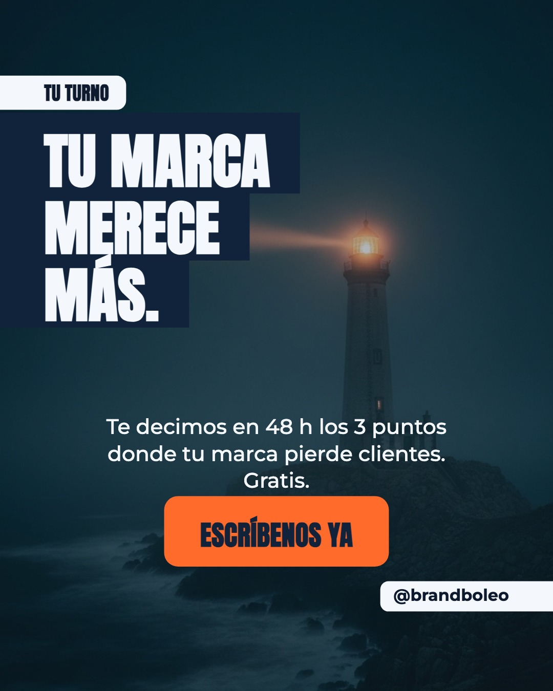 Anuncio 4:5 de BrandBoleo diseñado por Gargot: un faro lanzando su haz sobre un mar nocturno con el titular «Tu marca merece más».